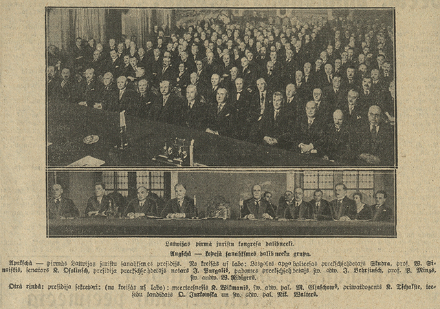 Latvijas pirmā juristu kongresa dalībnieki 1932. gadā. Augšējā attēlā – sanāksmes dalībnieku kopskats. Apakšējā attēlā – kongresa prezidijs (no kreisās): Latgales apgabalstiesas priekšsēdētājs Jānis Skudre, prof. Vasilijs Sinaiskis, senators Kārlis Ozoliņš, prezidija priekšsēdētājs zv. notārs Jānis Purgals, Zvērinātu advokātu padomes priekšsēdētājs Jānis Bērziņš, prof. Pauls Mincs, zv. advokāts Vilhelms Rīdigers, otrajā rindā – prezidija sekretāri: miertiesnesis K. Vikmanis, zv. adv. palīgs Morics Eljašovs, privātdocents Konstantīns Čakste, tiesību kandidāte Olga Jurkovska, zv. adv. palīgs Nikolajs Valters