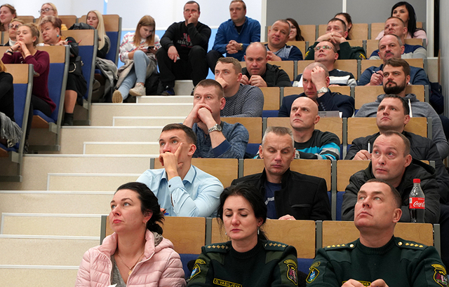 Arī Daugavpils Universitātē līdzās studentiem auditorijā sēdēja praktiķi, kas pārstāvēja gan tiesu sistēmu, gan valsts un pašvaldības institūcijas. Īpašu interesi par pasākumu izrādīja Daugavpils Pašvaldības policija un Latgales reģiona robežsardzes pārstāvjiFoto: Santa Sāmīte