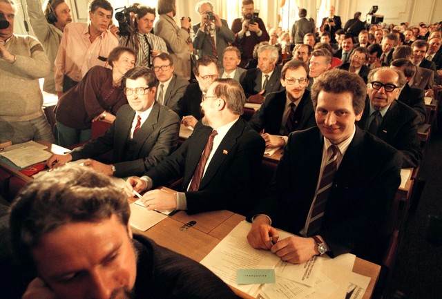 Sēžu zālē vēsturiskās 1990. gada 4. maija sēdes dienā (no kreisās): Augstākās padomes priekšsēdētājs Anatolijs Gorbunovs, viesis – Lietuvas neatkarības kustības Sajūdis vadītājs un Augstākās padomes priekšsdēdētājs Vītauts Landsberģis, Latvijas Tautas frontes priekšsēdētājs un Augstākās padomes priekšsēdētāja pirmais vietnieks Dainis ĪvānsBoriss Koļesņikovs