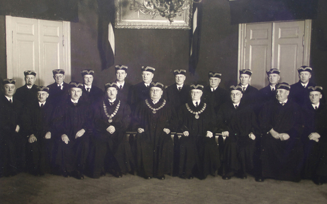 Latvijas Senāts 1938. gada novembrī. Pirmajā rindā piektais no kreisās - Apvienotās sapulces un Kriminālās kasācijas departamenta priekšsēdētājs A. Gubens