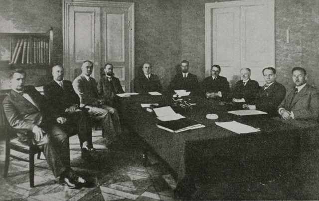 Civillikuma izstrādāšanas komisijas pēdējā sēde 1936. gada 18. jūnijā. No izdevuma "Tieslietu ministrijas un tiesu vēsture 1918–1938" (1939)