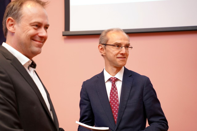 LU Juridiskās fakultātes pasniedzējs Mg. iur. Māris Ruķers (no kreisās) grāmatžurnālā analizējis tēmu par publisko iestāžu informācijas pieprasījumiem datu aizsardzības kontekstā, savukārt viņa kolēģis – LU Juridiskās fakultātes asociētais profesors Dr.iur. Artūrs Kučs uz pasākumu bija aicināts dalīties pārdomās par cilvēktiesībām jauno tehnoloģiju laikmetāFoto: Santa Sāmīte