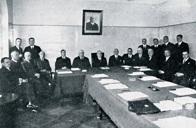 Ulmaņa režīma tieslietu ministra Hermaņa Apsīša rīkotā ikgadējā tiesu iestāžu vadītāju apspriede 1937. gada oktobrī. A. Gubens – centrā blakus H. Apsītim