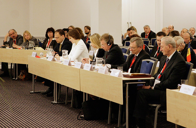 Konferences "Konstitucionālās tiesas aktīvisms demokrātiskā valstī" dalībnieki, viņu vidū arī pirmais Satversmes tiesas priekšsēdētājs prof. Aivars Endziņš (no labās)Boriss Koļesņikovs