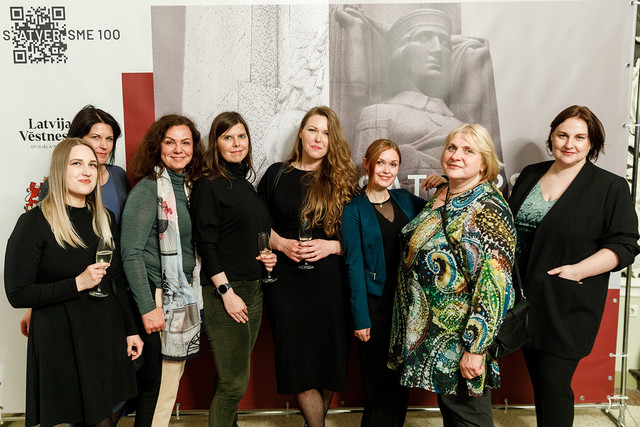 Arī "Latvijas Vēstneša" darbinieki fotografējās pie filmas "Atver Satversmi" afišasFoto: Toms Norde