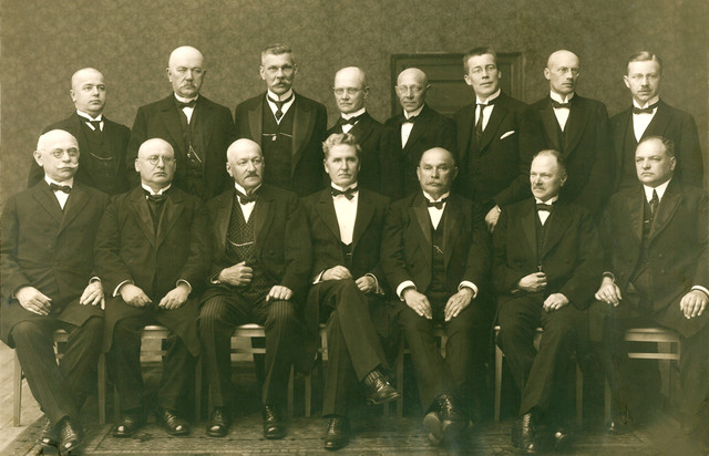 Latvijas Senāta senatori, prokurori un sekretāri 1926. gadā. Stāv no kreisās: F. Kamradziuss, A. Pētersons, A. Haritonovskis, J. Kalacs, E. Bite, Volkovs, V. Kaders, A. Zonne. Sēž no kreisās: A. Sīmanis, A. Gubens, M. Gobiņš, K. Valters, K. Ozoliņš, A. Lēbers, B. NagujevskisFoto no Augstākās tiesas muzeja krājuma