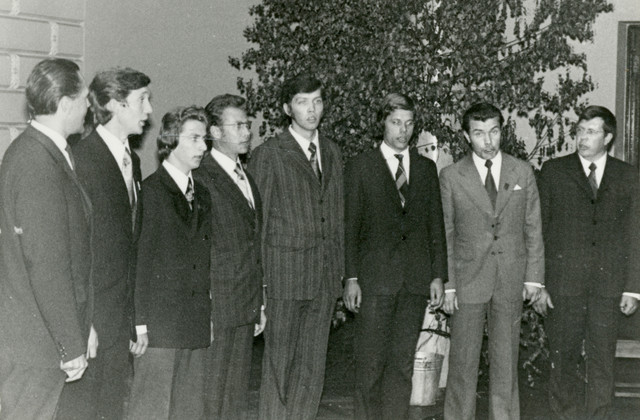 Juridiskās fakultātes vīru vokālajā ansamblī dziedāja gan pasniedzēji, gan studenti. Uzstāšanās reize 1975. gadā (no kreisās): fakultātes dekāns Valters Šulcs, Valerijans Jonikāns, Guntis Rutkis, Kalvis Torgāns, Ivars Ķiploks, dziedātājs, kura vārds atmiņā nav saglabājies, Romāns Apsītis, Jānis Rozenbergs