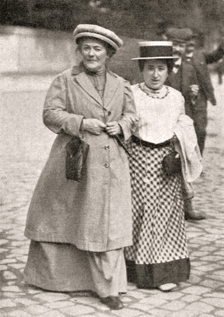 Sieviešu sociālistu kustības līderes Klāra Cetkina (pa kreisi) un Roza Luksemburga 1910. gadā