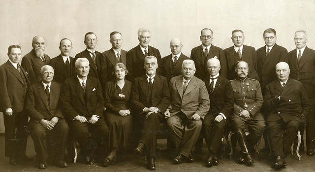 Latvijas Sarkanā Krusta galvenā valde 1928.–1929. gadā. Jānis Kalacs – pirmajā rindā trešais no labās puses. Pa kreisi no viņa – valdes priekšnieks, zobārsts Kārlis Barons, pa labi – ģenerālis Kārlis GoppersFoto: LVKFFDA