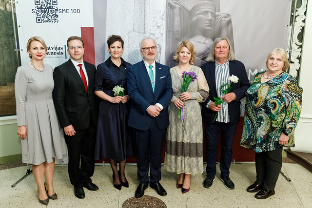Svinot Latvijas konstitūcijas simtgadi, 26. maijā kinoteātrī "Splendid Palace" notika izglītojošās filmas "Atver Satversmi" pirmizrāde. Attēlā - projekta īstenotāji un radošās grupas pārstāvji