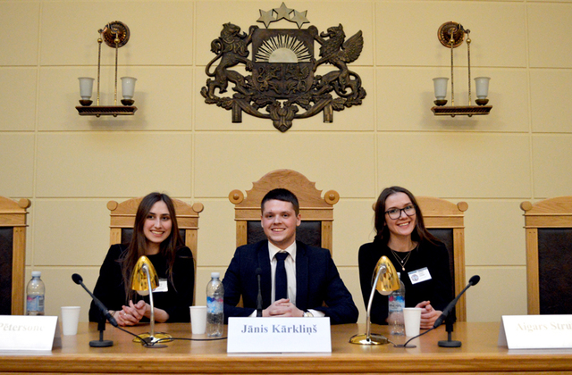 Prof. Konstantīna Čakstes vārdā nosaukto civiltiesību izspēļu uzvarētāji 2019. gadā – komanda "Pavisam privāti" (no kreisās): Sintija Platā, Gints Osis un Katrīna Annija Ročāne