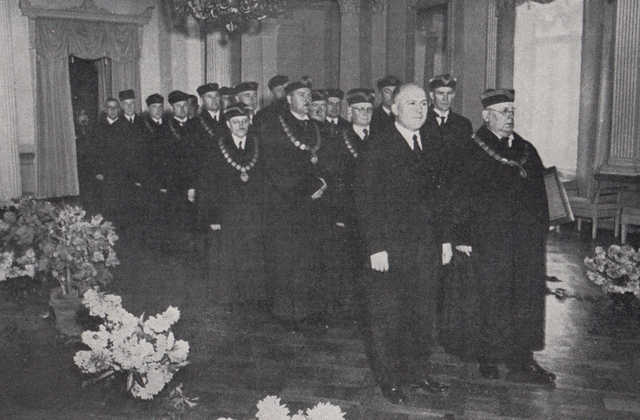 Tiesneši sveic Latvijas autoritāro vadoni Kārli Ulmani 60 gadu jubilejā. Priekšplānā (<i>no kreisās</i>) tieslietu ministrs Hermanis Apsītis un Senāta Apvienotās sapulces priekšsēdētājs Aleksandrs Gubens