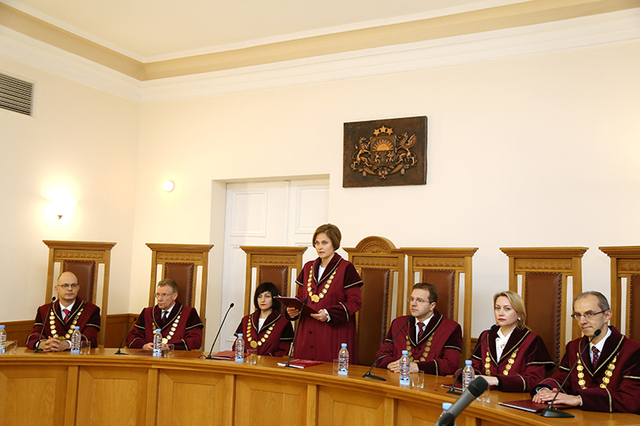 Klātesot aicinātajiem viesiem un konstitucionālā orgāna tiesnešiem Satversmes tiesas priekšsēdētāja Ineta Ziemele svinīgajā sēdē ziņoja par konstitucionālo tiesību aktualitātēm Latvijā tās pirmās simtgades kontekstā. 