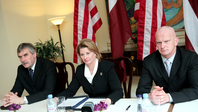 Augstākās tiesas priekšsēdētājs Andris Guļāns, ASV vēstniece Latvijā Ketrīna Toda Beilija un tieslietu ministrs Gaidis Bērziņš preses konferencē, 2007. gadsFoto no Augstākās tiesas arhīv