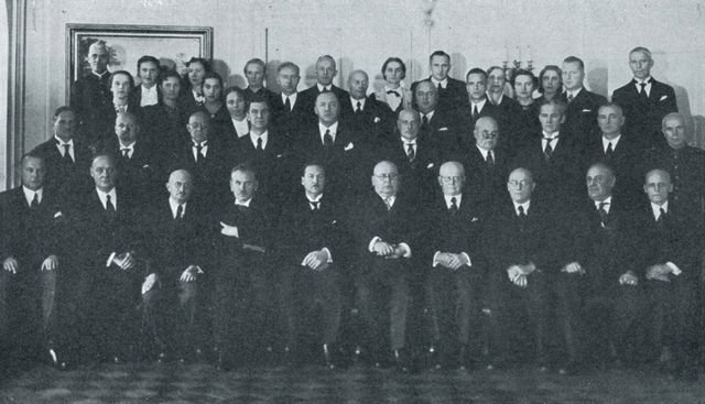 Latvijas Senāta senatori un darbinieki 1938. gadā. A. Gubens - pirmajā rindā sestais no kreisās
