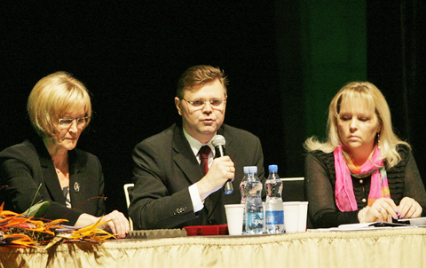 Zv. advokāti Vija Ritenberga, Agris Bitāns un Olita Kauce, pildot sapulces vadītāju pienākumus