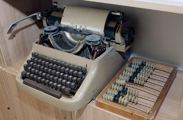 Muzejā apskatāma arī rakstāmmašīna un dažādi kancelejas priekšmeti, kādus tiesā izmantoja pēc darbības atjaunošanas.Boriss Koļesņikovs
