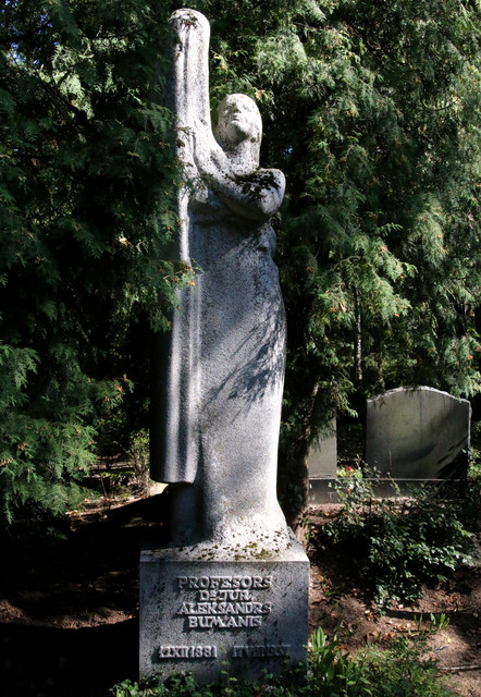 Aleksandra un Martas Būmaņu atdusas vieta Meža kapos Rīgā (IX sektors, kapavieta Bm II‑6). Teodora Zaļkalna 1940. gadā izveidotais piemineklis, uzstādīts 1990. gadāFoto: Raimonds Ločmelis