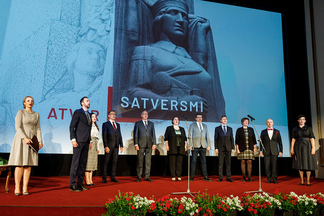 Satversmei veltīto pasākumu ar Latvijas valsts himnu atklāja juristu ansamblis, kam pievienojās skatītāji zālēFoto: Toms Norde